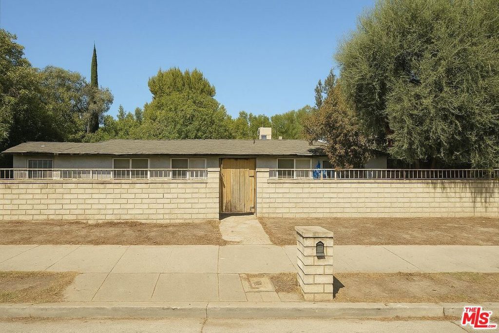 Photo of 5667 Winnetka Avenue, Woodland Hills, CA 91367 (MLS # 25577553)