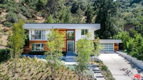 Photo of 10832 Wrightwood Lane, Studio City, CA 91604 (MLS # 26642189)