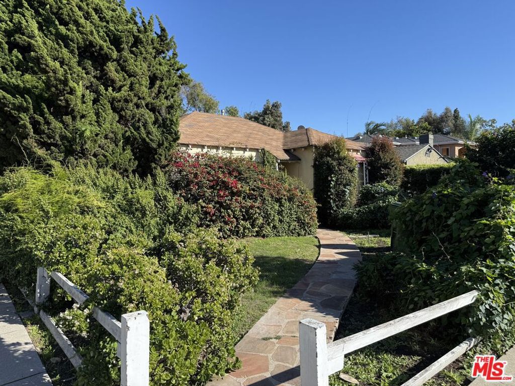 Photo of 2506 Corinth Avenue, Los Angeles, CA 90064 (MLS # 26635635)