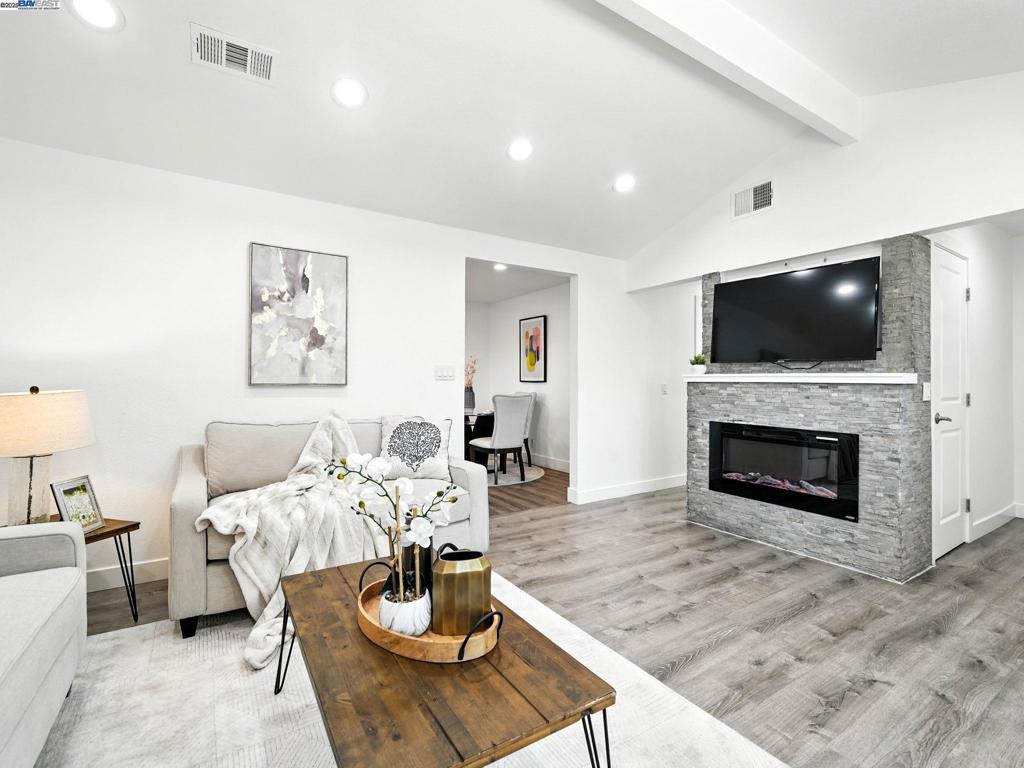 1641 Rue Avati