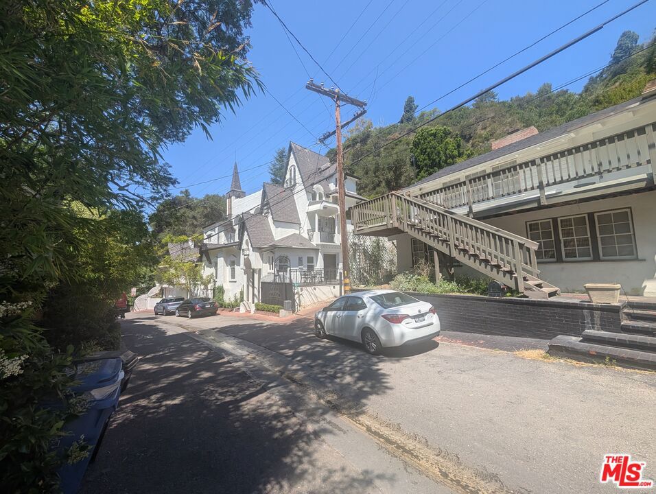 Photo of 9699 Yoakum Drive, Los Angeles, CA 90210 (MLS # 26876343)