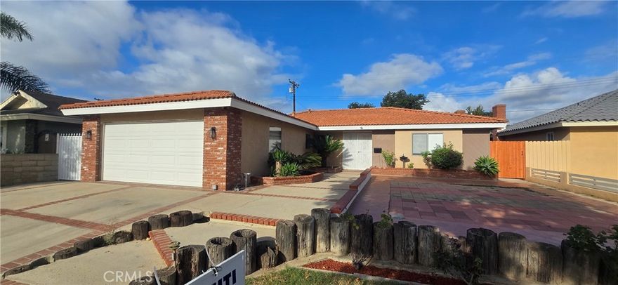 GREAT LOCATION SITUATED IN A WELL ESTABLISED OF SOUTH COAST METRO AREA AND FEW MINUS FROM SOUTH COAST PLAZA WALKING DISTANCE TO SEGERSTROM HIGH SCHOOL , JIM THORPE ELEMENTRY  AND THORNTON PARK. SINGLE STORY HOME , TILE ROOF, NEW PAINT, NEW FLOORING FEATURING WITH  4  BEDROOMS AND TWO BATHS,  A FAMILY ROOM , DIRECT ACCESS TWO CAR ATTACHED GARAGE. WITH CONVENIENT ACCESS TO ALL FREEWAYS: 405, 55, 73