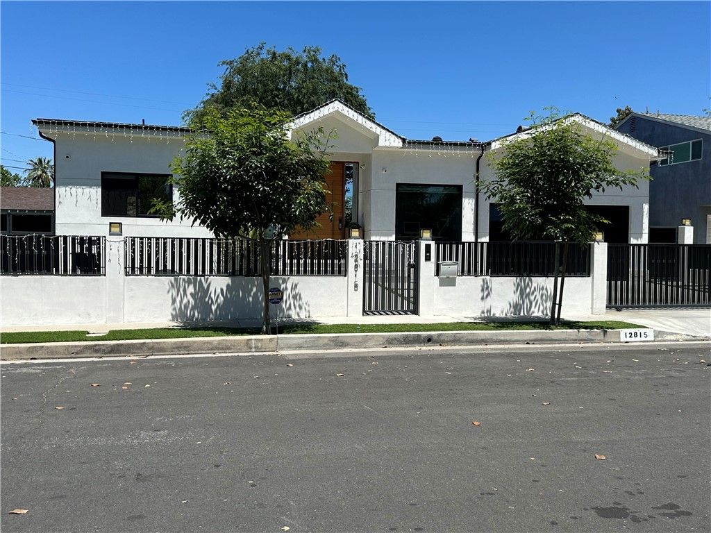 Photo of 12815 Martha St, Valley Village, CA 91607 (MLS # SR25243589)