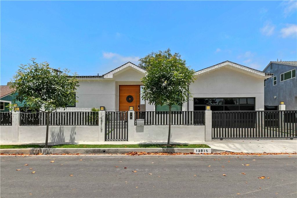Photo of 12815 Martha St, Valley Village, CA 91607 (MLS # SR25243589)