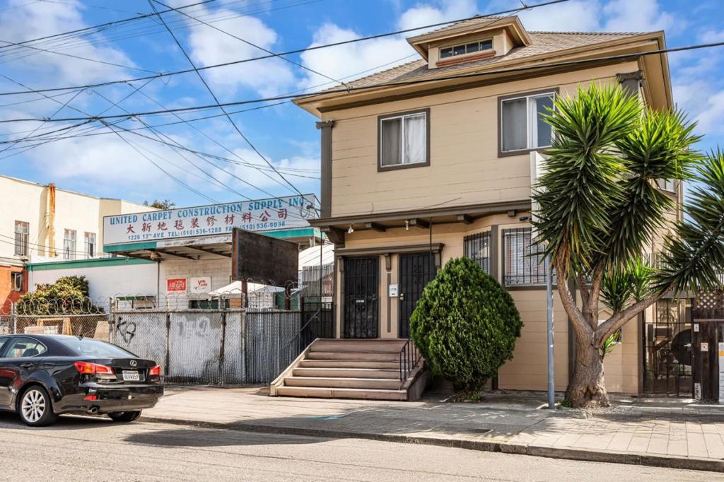 Enjoy bright, open living in this 2-bedroom, 1-bathroom home in Oaklands New Chinatown! Sunlight streams through expansive windows, enhancing the open feel of the living area. The bedrooms are thoughtfully sized for comfort and privacy, while the kitchen is equipped with everything you need. Feline companions are welcome, making this a great option for cat lovers. Street parking provides easy access for your vehicle. Grocery stores, restaurants, and cafés are just a short walk away, while nearby parks provide green spaces for a relaxing stroll. Fitness centers and local shops add to the neighborhood's everyday conveniences. With easy access to I-880 and I-580, commuting or exploring the Bay Area is hassle-free. Downtown Oakland is only five minutes away, and public transportation options like BART and AC Transit make getting around even easier. For those who enjoy the outdoors, the Bay and marinas offer scenic waterfront activities. A high Walk Score of 93 and Bike Score of 94 reflect the area's pedestrian- and bike-friendly design, making it a great choice for those who prefer to travel without a car.