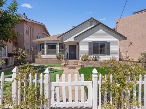 Photo of 658 W 7th ST, San Pedro, CA 90731 (MLS # SB26197985)