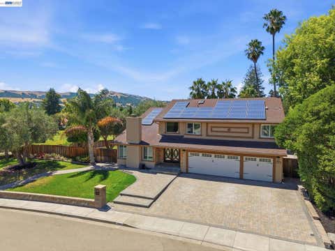 Photo of 3309 Burning Tree Dr DR, San Ramon, CA 94583 (MLS # 41141341)