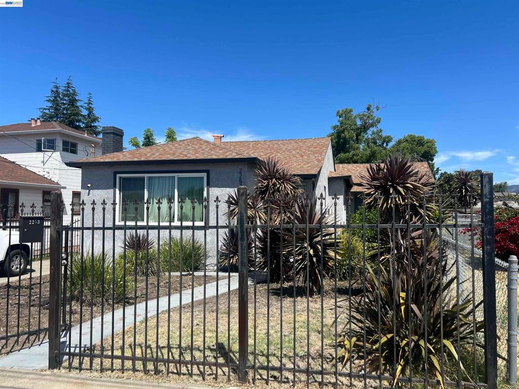 2253 Warner Ave