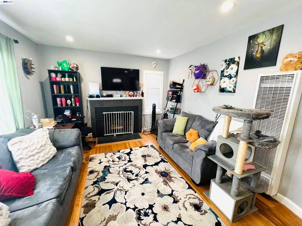 2253 Warner Ave