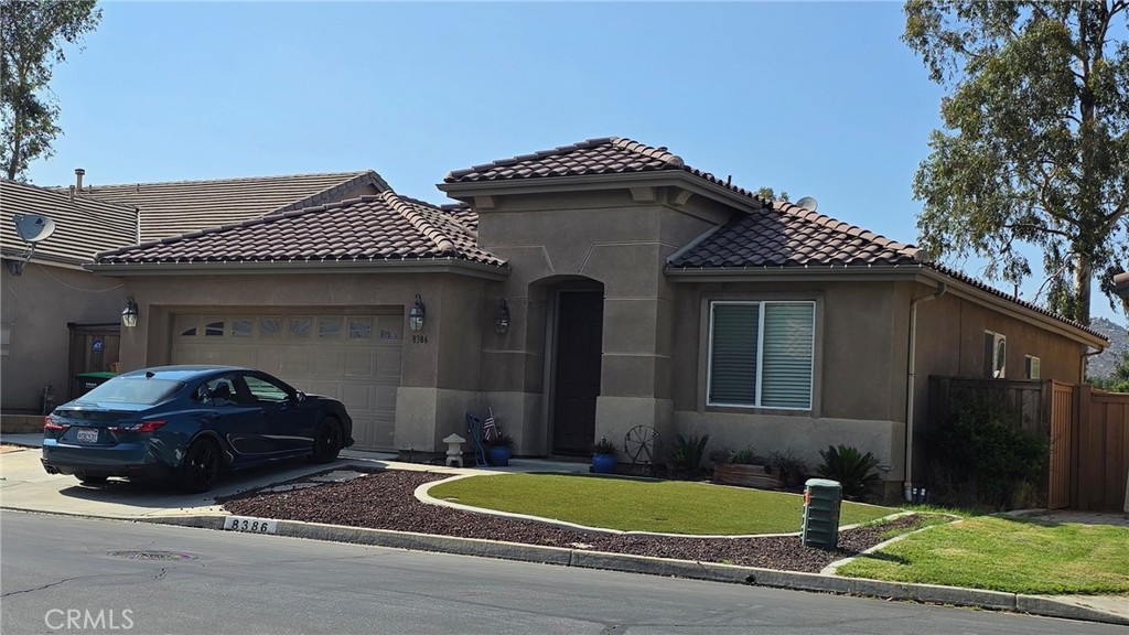 Located in the West Hemet area. Single Story home.