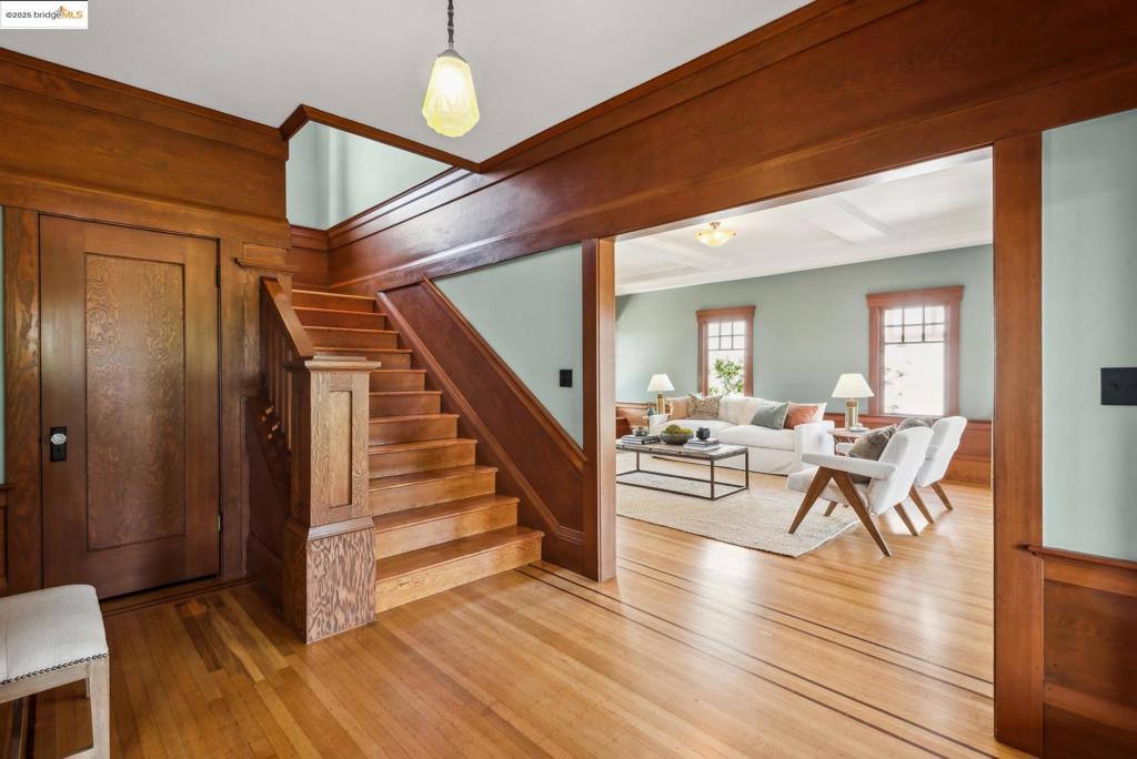 UPPER LAKESHORE - Residential