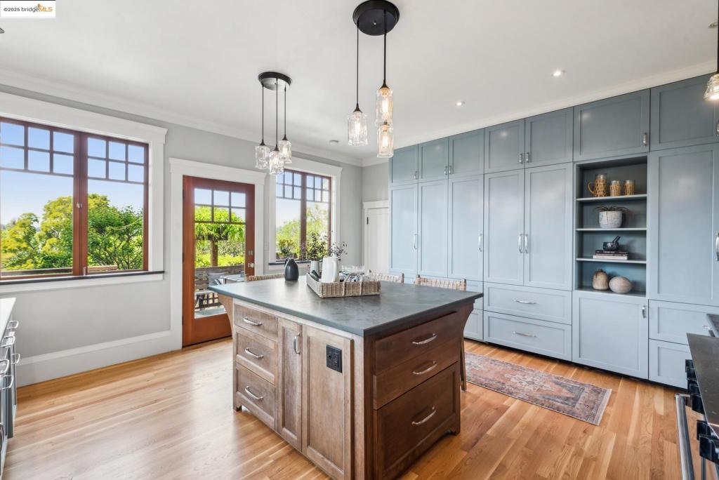 UPPER LAKESHORE - Residential