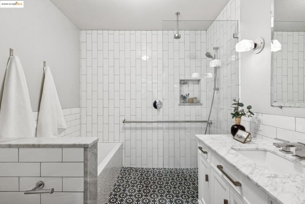 UPPER LAKESHORE - Residential