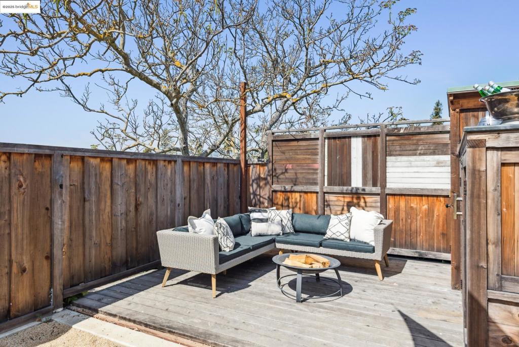 UPPER LAKESHORE - Residential