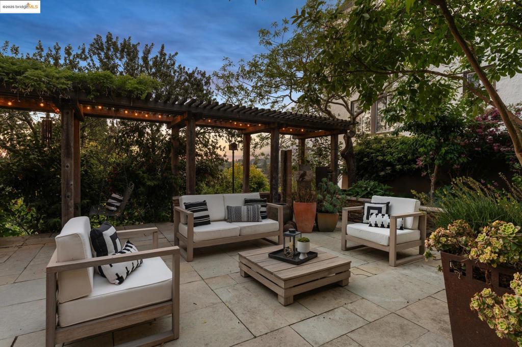 UPPER LAKESHORE - Residential