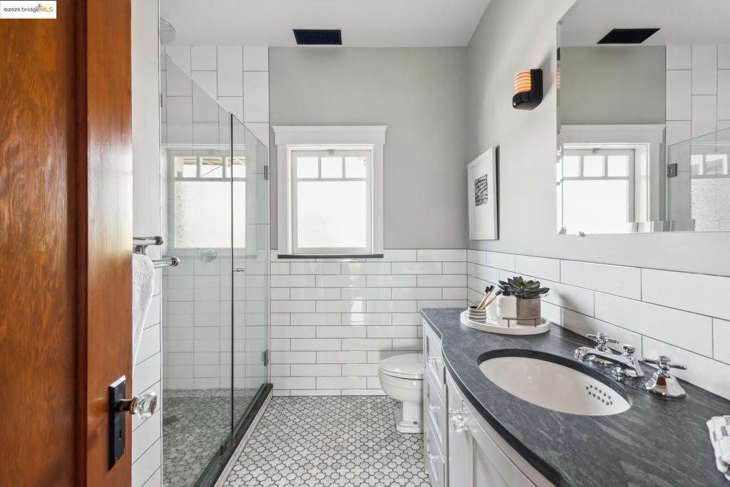 UPPER LAKESHORE - Residential