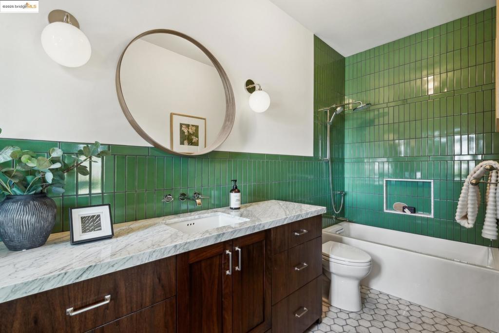 UPPER LAKESHORE - Residential