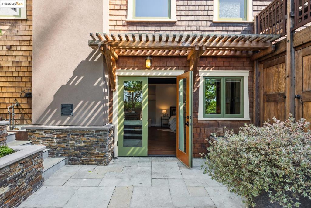 UPPER LAKESHORE - Residential