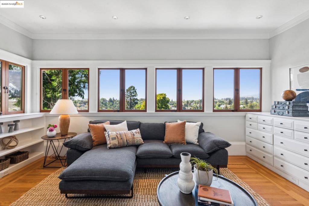 UPPER LAKESHORE - Residential