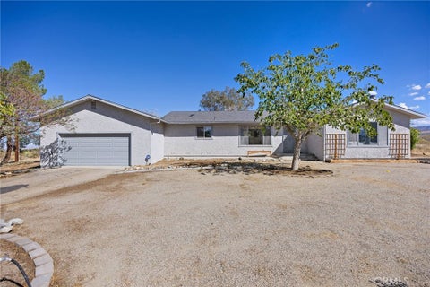 Photo of 33036 E 165th Street, Llano, CA 93544 (MLS # SR26218620)