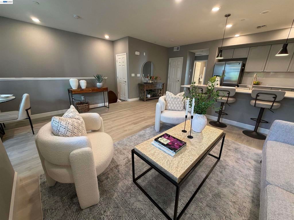 558 Clover Cir