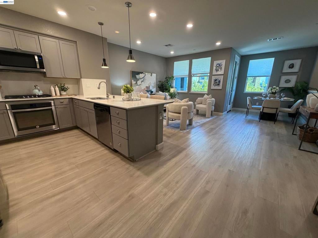 558 Clover Cir