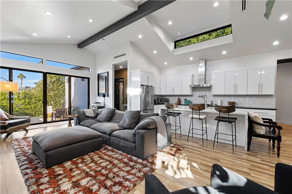 Photo of 17929 Martha Street, Encino, CA 91316 (MLS # SR25234302)