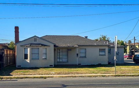 Photo of 1489 E Alisal Street, Salinas, CA 93905 (MLS # ML82025605) Photo of 1489 E Alisal Street, Salinas, CA 93905 (MLS # ML82025605)