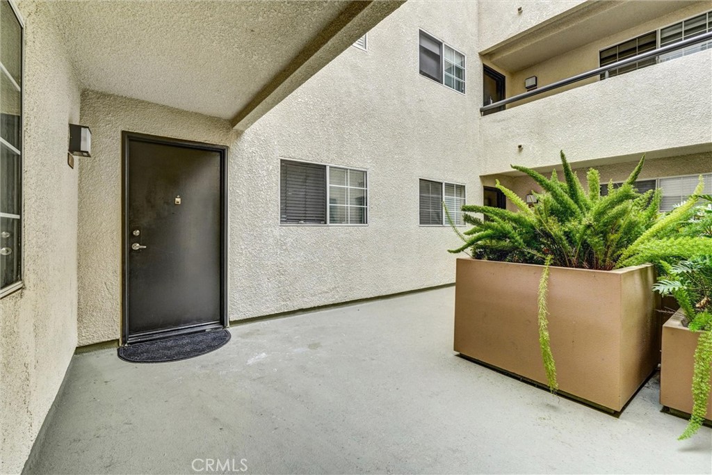 5500 Owensmouth Ave 122