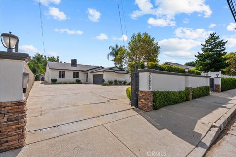 Photo of 23036 Burbank Blvd, Woodland Hills, CA 91367 (MLS # SR26194909)