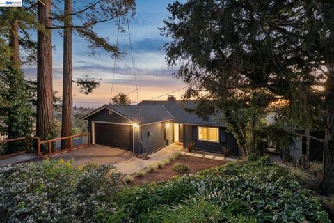 Photo of 5969 Rincon Dr Dr, Oakland, CA 94611 (MLS # 41126840)