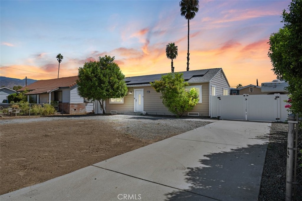 Welcome to this beautifully renovated 2-bedroom, 1-bath home in San Bernardino! Recently updated with a modern design, this home features a spacious living room and a nicely sized kitchen, perfect for daily living and entertaining. Home has solar that allows you to enjoy energy efficiency & lots of savings
The property offers a large, flat usable yard with brand-new vinyl fencing, backyard access, and RV parking. A detached garage adds flexibility—whether for cars, RVs, toys, or creating a great space for gatherings.
Conveniently located near freeways, shopping centers, restaurants, schools, and the Yaamava’ Resort & Casino, this home combines style, space, and a prime location all in one.