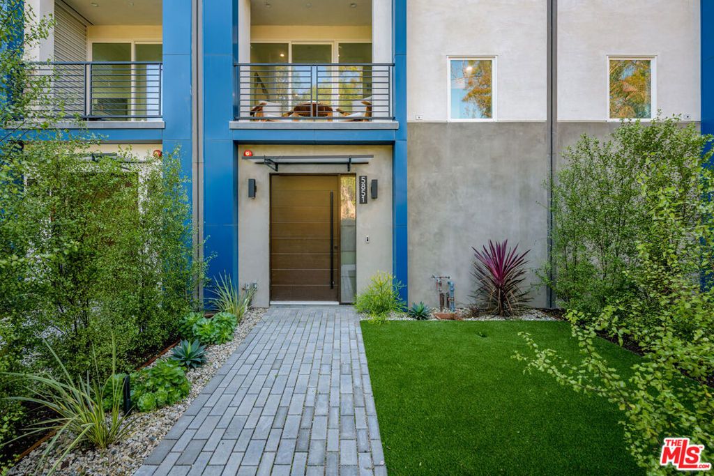 Photo of 5851 Westside Crossing Lane, Los Angeles, CA 90034 (MLS # 26637325)