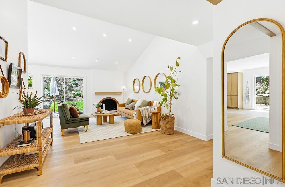 725 Santa Florencia