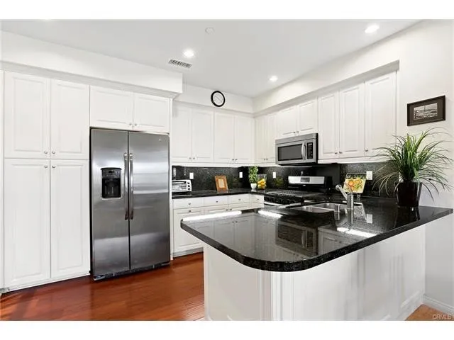 Irvine, California 92618, United States, 2 Bedrooms Bedrooms, ,2 BathroomsBathrooms,Residential,Active,219522