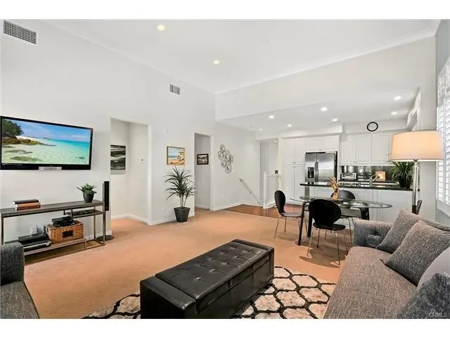 Irvine, California 92618, United States, 2 Bedrooms Bedrooms, ,2 BathroomsBathrooms,Residential,Active,219522