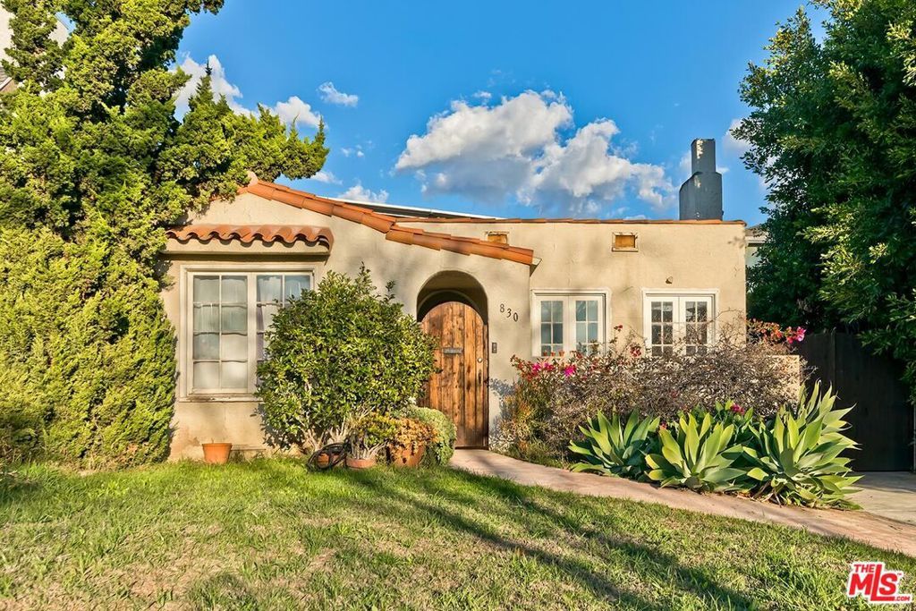 Photo of 830 N Spaulding Avenue, Los Angeles, CA 90046 (MLS # 25586439)