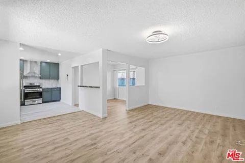 MLS: 26982351