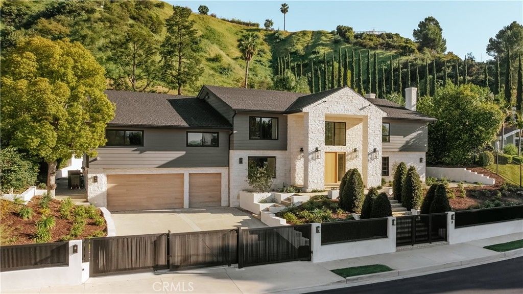 Photo of 4072 Alonzo Avenue, Encino, CA 91316 (MLS # SR26038279)