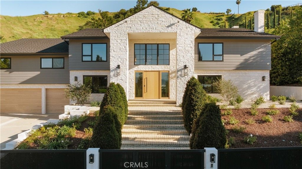 Photo of 4072 Alonzo Avenue, Encino, CA 91316 (MLS # SR26038279)