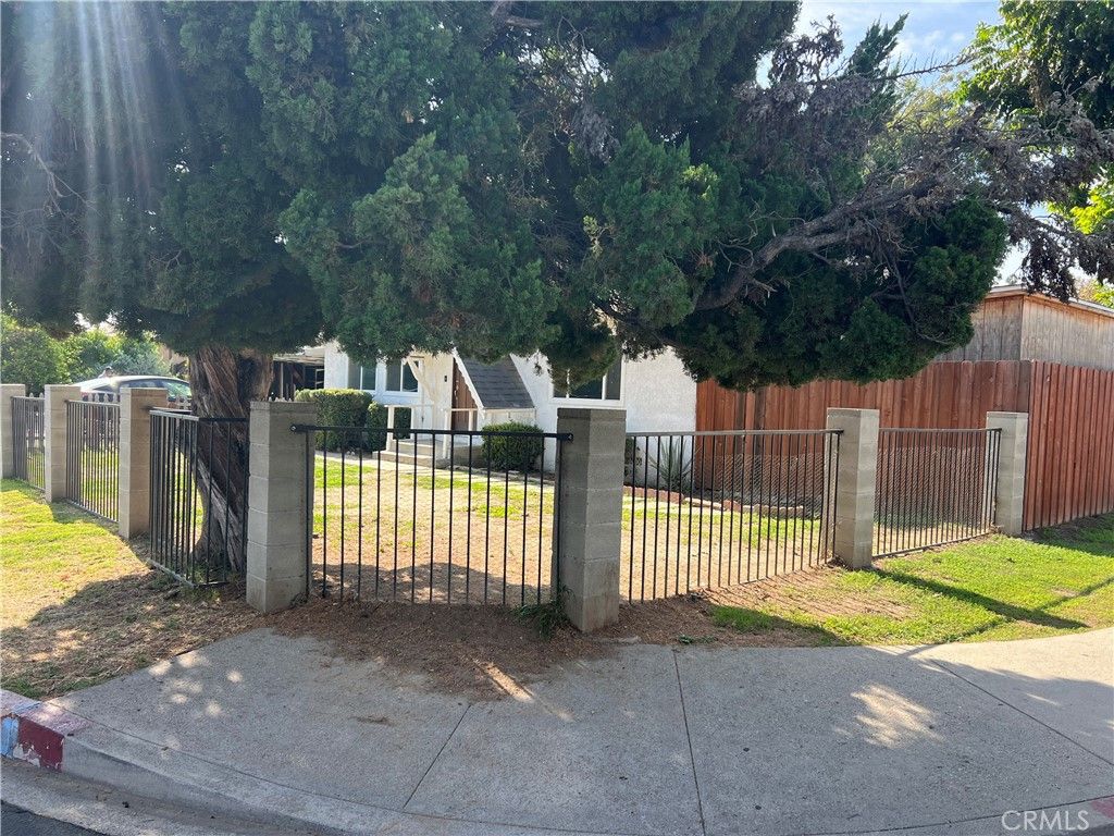 Photo of 7357 Darby, Reseda, CA 91335 (MLS # SR25262312)