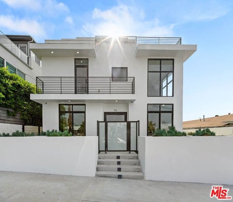 Photo of 716 Lucile Avenue, Los Angeles, CA 90026 (MLS # 26992653)