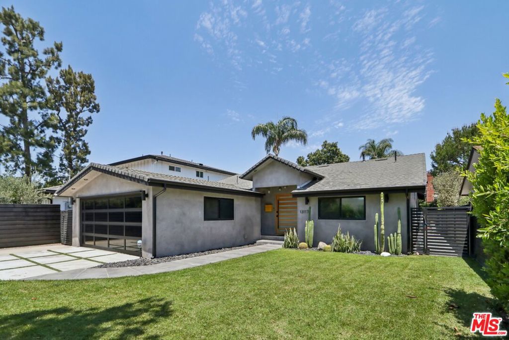 Photo of 13117 Magnolia Boulevard, Sherman Oaks, CA 91423 (MLS # 26667461)