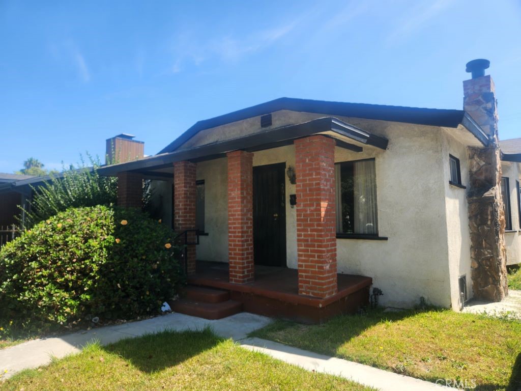 Calling All Savvy Investors and Do It Yourselfer's (DIY's). This is your next DIAMOND in the rough. This home is ready to become a GEM nestled among the tree lined streets of the West Adams area surrounded by $1.5+ Million dollar homes! This home is situated in the vibrant West Adams area near many restuarants, community hubs, the Kenneth Hahn State Recreation area and nearby local trails to enjoy the outdoors, all while having easy access via the Metro Expo Line to USC, Downtown Los Angeles and Santa Monica. Hurry, this one won't last!