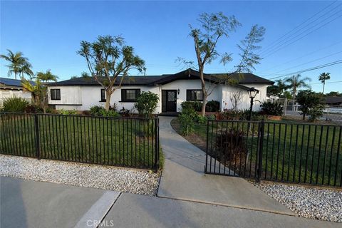 Photo of 12472 Woodlawn Ave, Tustin, CA 92780 (MLS # OC26005510)