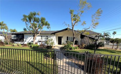 Photo of 12472 Woodlawn Ave, Tustin, CA 92780 (MLS # OC26005510)