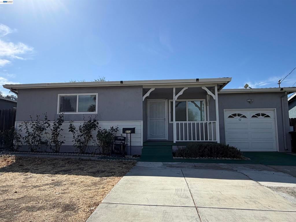 213 W Leland Rd