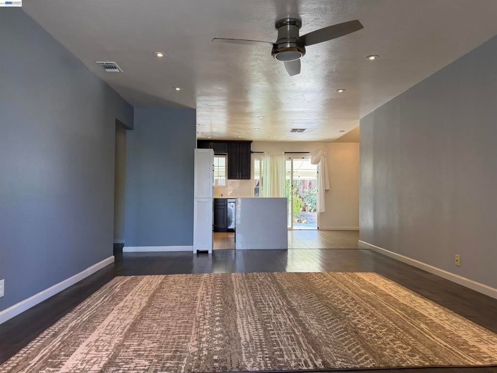 213 W Leland Rd