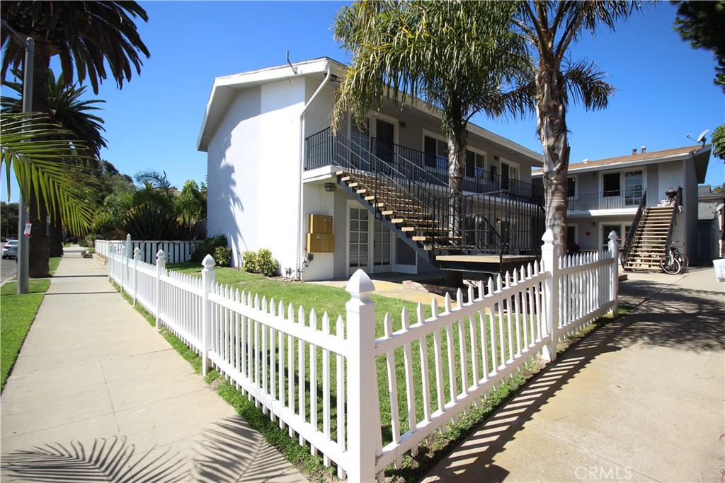 This is a 1 bedroom 1 bath lower unit apartment.
The unit has been remodeled with a quartz counter tops in the kitchen. No dishwasher or refrigerator.
Wood planked flooring throughout with new paint.
Bathroom has large vanity with quartz counter top.
Street parking only, no garage or extra storage.
Laundry machines on site.
Location is close to downtown and the beach.
The owner is requiring renter's insurance at move in.