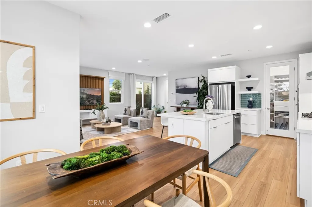 Irvine, California 92618, United States, 3 Bedrooms Bedrooms, ,3 BathroomsBathrooms,Residential,Active,247618